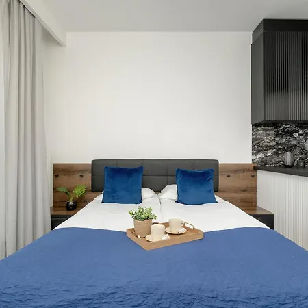 アパート Elegant Studio For 3 People, Air Conditioning And Balcony By Renters クラクフ