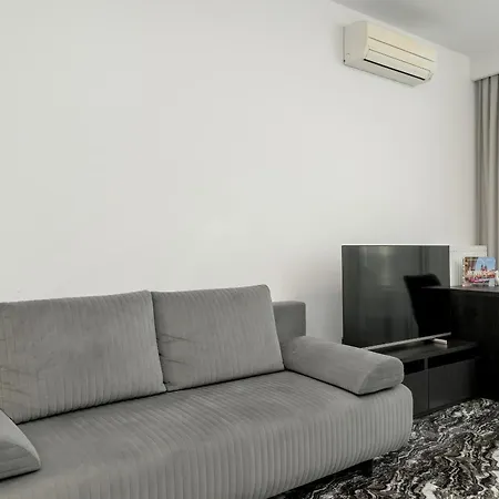 Elegant Studio For 3 People, Air Conditioning And Balcony By Renters *