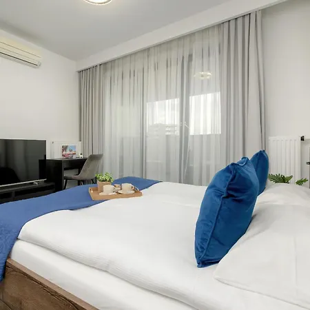 Elegant Studio For 3 People, Air Conditioning And Balcony By Renters *